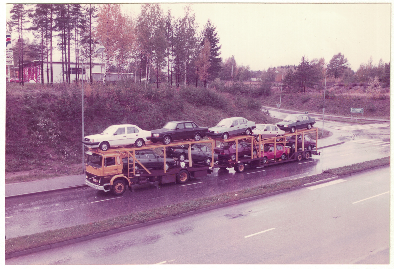Autojenkuljetusyhdistelmä Joutsenossa
